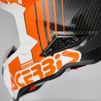 Capacete preto em carbono com detalhes laranja e branco, texto ACERBIS na lateral