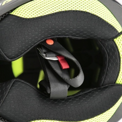 Capacete amarelo e preto com forro e fecho ajustável
