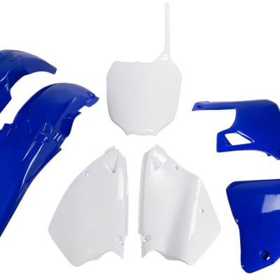 Conjunto de peças para moto azuis e brancas sobre fundo branco