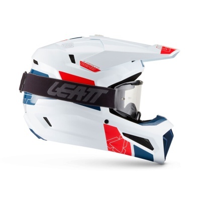 Capacete de motocross branco com detalhes em vermelho e azul e viseira preta