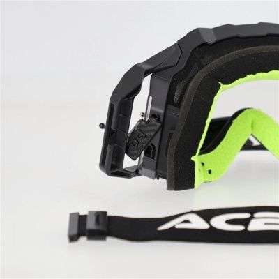 Óculos de proteção desportivos com espuma verde e correia preta com texto ACE