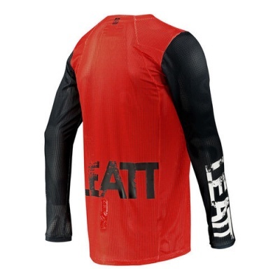 Camisola desportiva vermelha e preta com mangas compridas e texto impresso