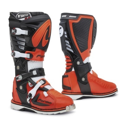 Botas de motocross vermelho, preto e branco com fechos e texto 'PREDATOR 3' e 'Forma'.