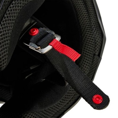 Interior de capacete preto com tira de fixação preta e vermelha