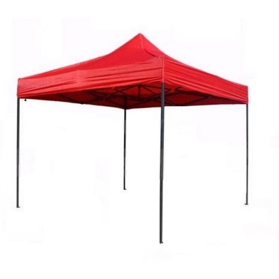 Tenda de jardim vermelha com estrutura metálica preta