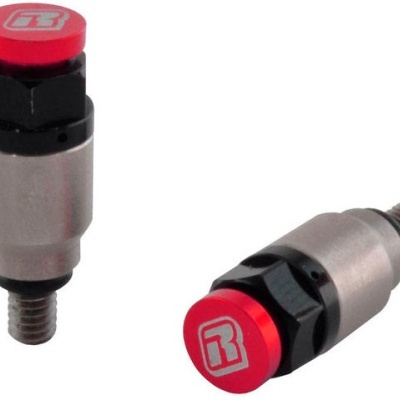 Parafusos metálicos com tampas vermelhas e logotipo branco R