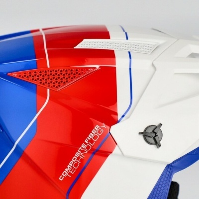Capacete vermelho, branco e azul com texto COMPOSITE FIBER TECHNOLOGY