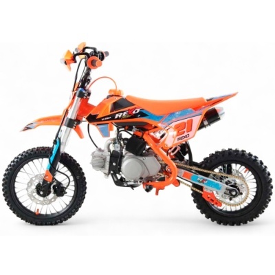Moto de cross laranja com detalhes azul e preto e pneus cravados