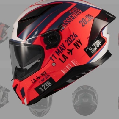 Capacete de motociclista vermelho, preto e branco com visor e textos na superfície