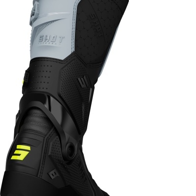 Bota para motociclista preta, cinza e amarela com texto SHOT e selo D3O PROTECTED