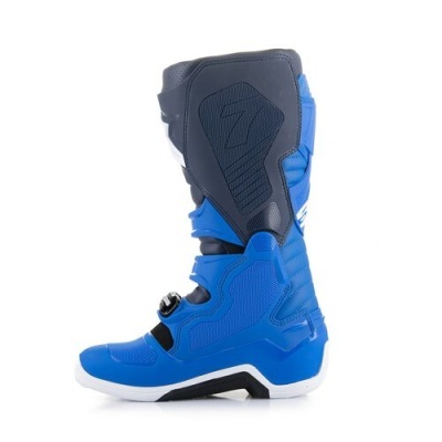 Bota desportiva azul com detalhes pretos e brancos