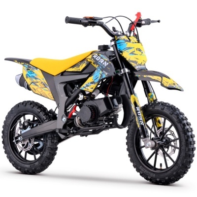 Moto de corrida infantil preta e amarela com detalhes azul e amarelo