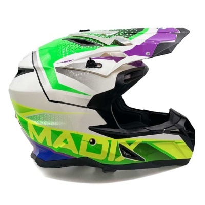 Capacete motocross colorido com texto MADIX