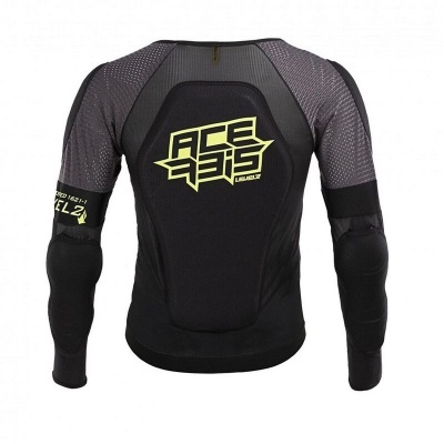 Casaco desportivo preto com mangas compridas e texto amarelo