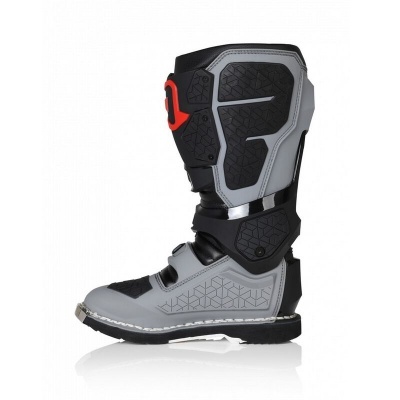 Bota de motociclista cinza e preta com detalhes vermelhos isolada