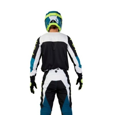 Pessoa vestindo fato completo de motocross colorido vista de costas