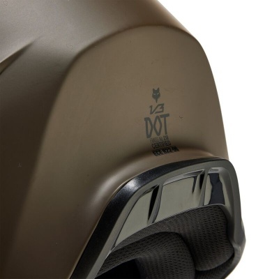 Parte traseira de capacete castanho fosco com texto '1/3 DOT' e emblema de raposa