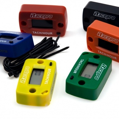 Taquímetros digitais Taccepro coloridos com ecrãs LCD e orifícios de fixação.