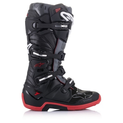 Bota de motocross preta com detalhes vermelhos e cinzentos, fivelas de fecho rápido