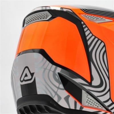 Capacete de moto laranja com padrão geométrico cinza e preto
