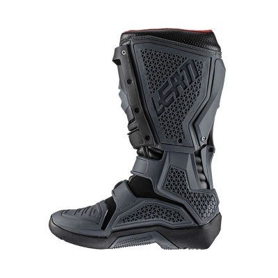 Bota de proteção preta para motociclista com design rígido e sola antiderrapante