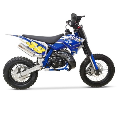 Moto de motocross azul com detalhes amarelos e brancos e o número 48 na lateral