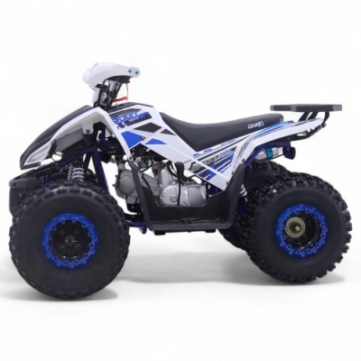 Quad todo-o-terreno branco, azul e preto com pneus grossos e assento preto.