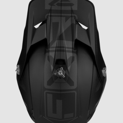 Capacete preto fosco com detalhes em relevo e fechos metálicos laterais