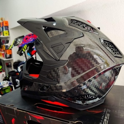 Capacete de motocross preto com padrão de fibra de carbono