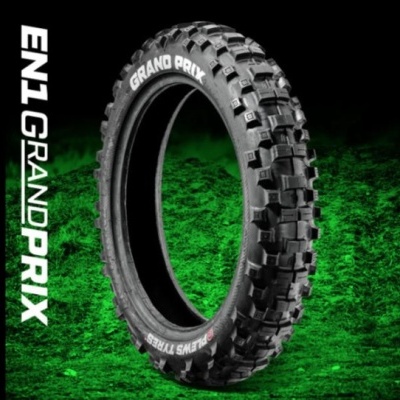 Pneu preto EN1 GRAND PRIX com texto branco num fundo verde.