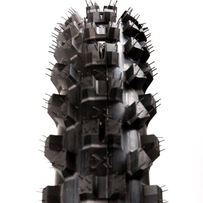 Pneu preto com padrão de piso agressivo com textura em relevo sobre fundo branco