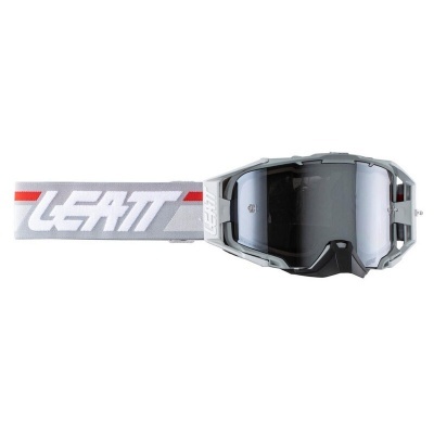 Óculos de proteção desportivos com lente espelhada cinzenta e fita branca com texto LEATT