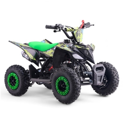 Quad elétrico infantil preto com assento verde e rodas pretas com detalhes verdes