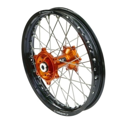 Roda de bicicleta com aro preto, raios de metal e cubo central laranja
