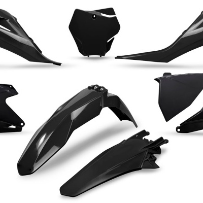 Conjunto de várias carenagens pretas para motocicleta em fundo branco