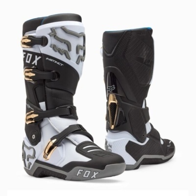 Botas de motocross FOX preto, branco e dourado com fechos ajustáveis e texto FOX PROTECT