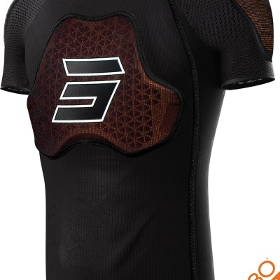 T-shirt preta com proteção D3O no peito e fecho lateral.