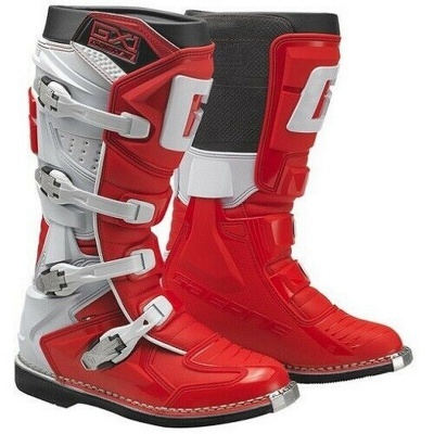 Botas de motocross vermelhas e cinzas com fivelas prateadas