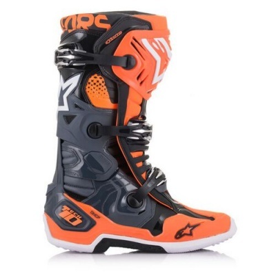 Bota de motocross preta e laranja com fechos metálicos e sola branca.