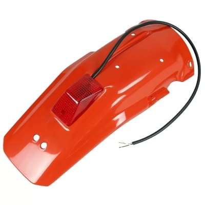 Guardalamas traseiro de motocicleta laranja com lanterna vermelha