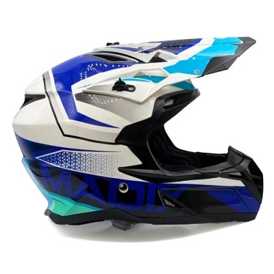 Capacete motocross azul, branco, preto e verde com design geométrico