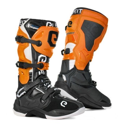 Botas de motocross preto, branco e laranja com fivelas pretas e marca LEATT