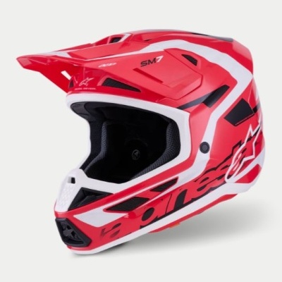 Capacete motocross vermelho, branco e preto com texto SM7 e ALPINESTARS