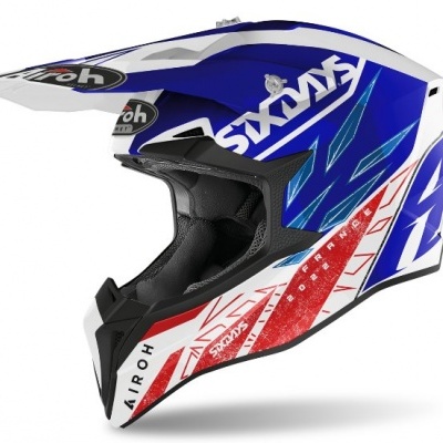 Capacete motocross branco, azul e vermelho com texto AIROH e SWMXF