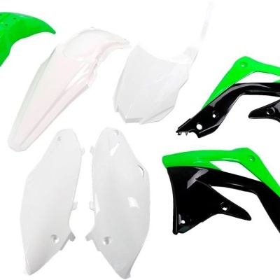 Peças plásticas verdes, brancas e pretas para mota sobre fundo branco