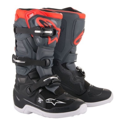Botas de motocross pretas com detalhes vermelhos e cinzentos em fundo branco