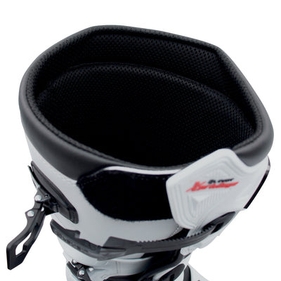 Bota branca e preta com detalhes em preto e etiqueta com texto GT Power SCOTT.