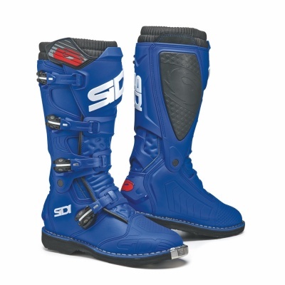 Botas de motocross azuis com fivelas metálicas e proteção na canela
