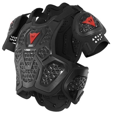 Colete de proteção preto com detalhes vermelhos e perfurações