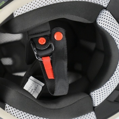 Interior de capacete com cinta preta e forro almofadado branco